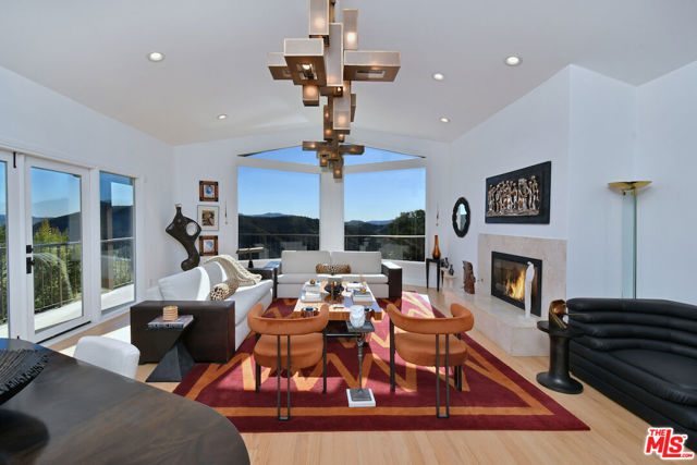 130 Dapplegray Road, Bell Canyon CA: https://media.crmls.org/mediaz/9a70f3b8-da57-40d6-8fe9-4c7d05f5c6e9.jpg