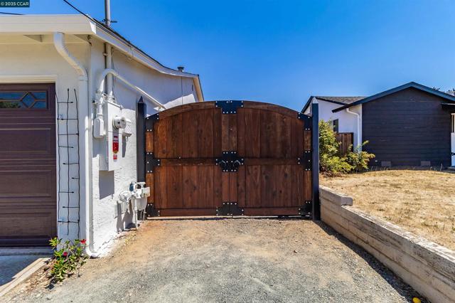 1349 Montana Dr, Concord CA: https://media.crmls.org/mediaz/9a72dc4e-8420-4ed5-a243-b3ad78a55548.jpg