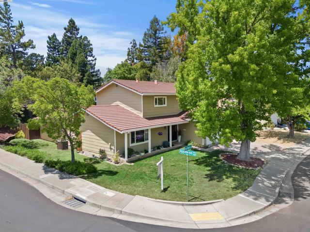 7606 Desertwood Ln, Pleasanton CA: https://media.crmls.org/mediaz/9a72e8ad-adc6-47fb-8b6f-d2bd6f27cd7e.jpg