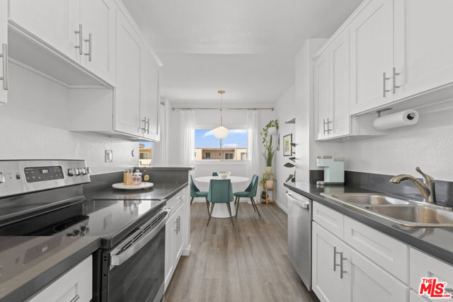 5414 Newcastle Avenue, Encino CA: https://media.crmls.org/mediaz/9a73b372-f889-4b5d-951b-273acc32186a.jpg