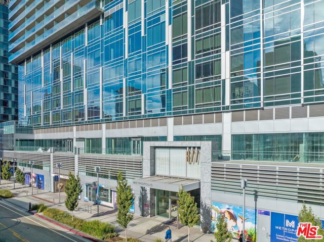 877 Francisco Street, Los Angeles CA: https://media.crmls.org/mediaz/9a743199-8336-4fe1-87be-80fb09ab582d.jpg