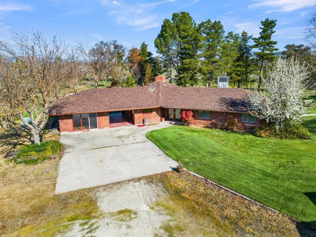 50145 Adobe Place, Lockwood CA: https://media.crmls.org/mediaz/9a743ea5-689a-426c-b779-325685bd55ea.jpg