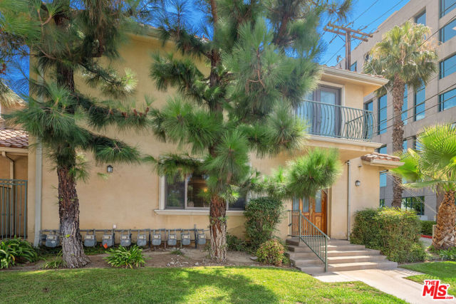 216 N Buena Vista Street, Burbank CA: https://media.crmls.org/mediaz/9a744773-2548-4441-9a98-e6699d589bf7.jpg