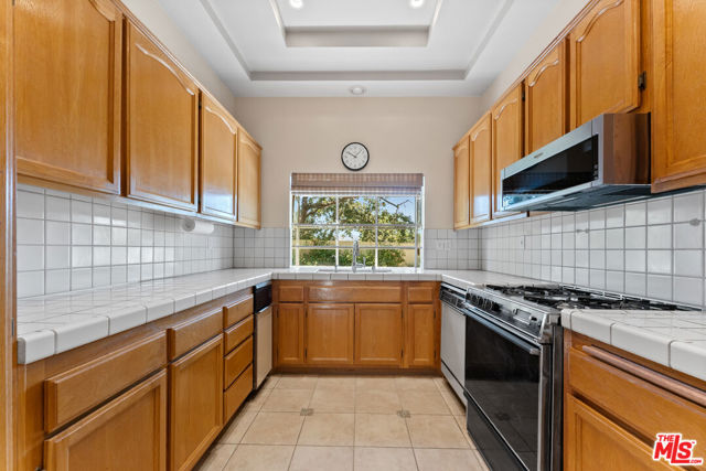 3091 East Hillcrest Drive photo 7