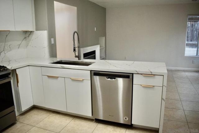 2206 Luz Way, Oceanside CA: https://media.crmls.org/mediaz/9a7668d3-396c-44b8-968c-9abe5e7afc5b.jpg