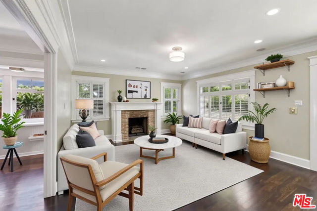1324 N Orange Grove Avenue, West Hollywood CA: https://media.crmls.org/mediaz/9a76b752-bbec-47ed-a257-9fc5230d4ce4.jpg