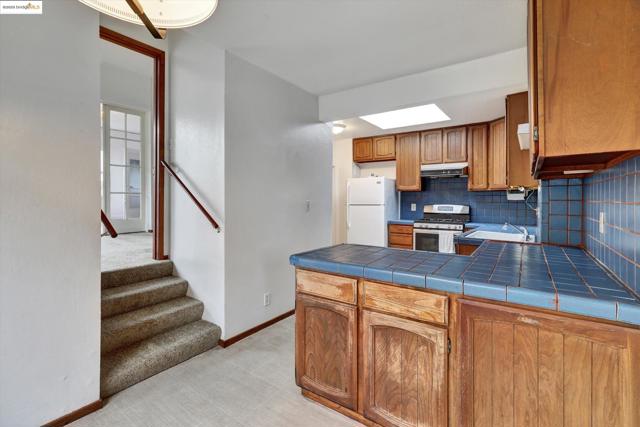 536 Pomona Ave, Albany CA: https://media.crmls.org/mediaz/9a77bf47-5630-4f7f-91f8-29a5276609d4.jpg