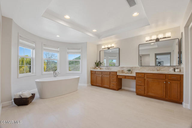 3034 Heavenly Ridge Street, Thousand Oaks CA: https://media.crmls.org/mediaz/9a78149c-b28f-4001-b37a-0b9ea7b22964.jpg