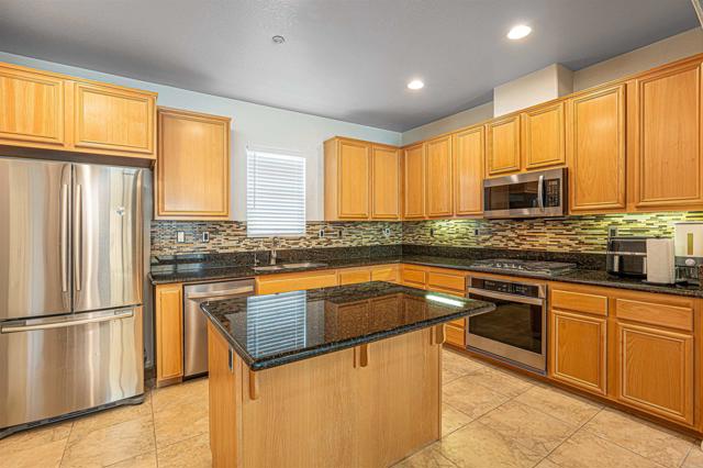 Detail Gallery Image 3 of 42 For 1291 Blue Jean Way #3,  Chula Vista,  CA 91913 - 2 Beds | 2/1 Baths