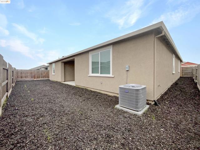 2066 Espana Ln, Rio Vista CA: https://media.crmls.org/mediaz/9a792877-1aab-4bbe-8376-5bc3a9700ddc.jpg
