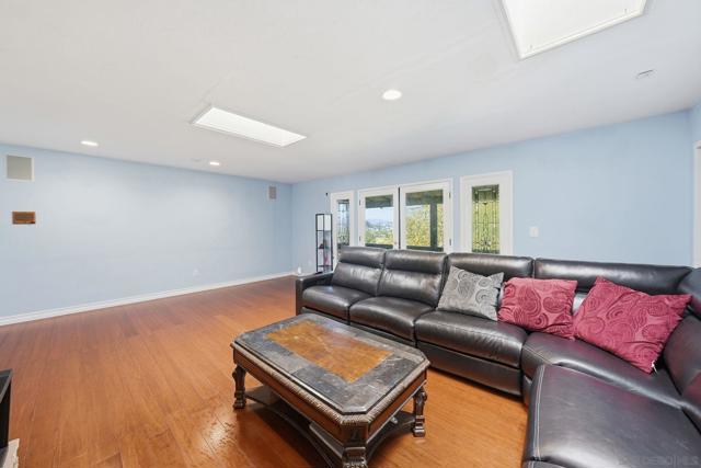 4040 Yale Ave, La Mesa CA: https://media.crmls.org/mediaz/9a799009-bc12-4df9-90f4-11ce43112140.jpg