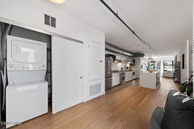 4115 Glencoe Avenue, Marina del Rey CA: https://media.crmls.org/mediaz/9a79d432-fbf0-41cf-9dcd-062a43773136.jpg