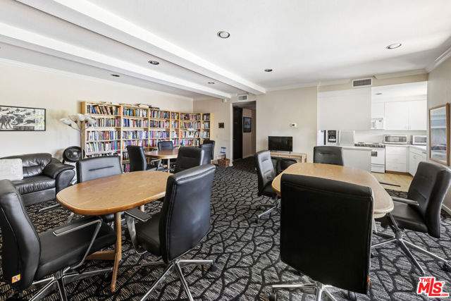 4949 Genesta Avenue, Encino CA: https://media.crmls.org/mediaz/9a7a38e6-0a3b-4fa1-aff0-59f5d4fff286.jpg