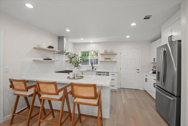 586 Burgoyne Street, Mountain View CA: https://media.crmls.org/mediaz/9a7a90da-3119-4573-84dc-c584c533227b.jpg