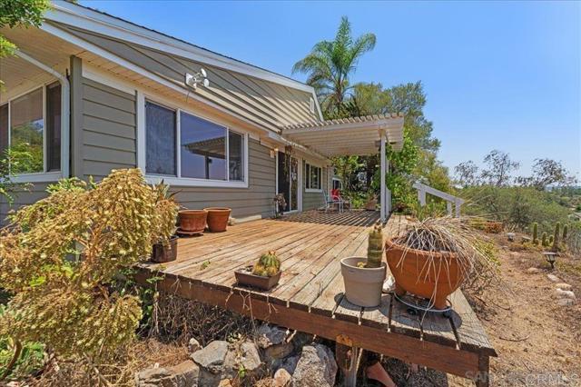 30727 Rolling Hills Drive, Valley Center CA: https://media.crmls.org/mediaz/9a7aff51-8e11-4175-98cb-48236dc185ae.jpg