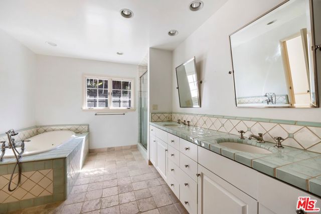 2562 Mandeville Canyon Road, Los Angeles CA: https://media.crmls.org/mediaz/9a7b36b6-e8c0-4bc3-92c5-0b34e20b38c2.jpg