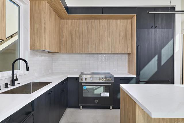 Detail Gallery Image 4 of 12 For 3901 Haines, San Diego,  CA 92109 - 5 Beds | 5 Baths