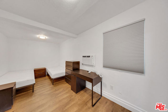1286 W 39th Place, Los Angeles CA: https://media.crmls.org/mediaz/9a7c1493-2869-4ccf-a81e-1e9225b15027.jpg