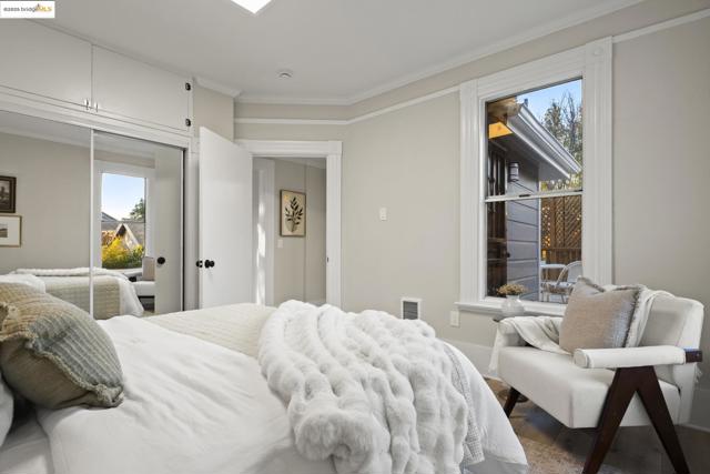 2050 E 30Th St, Oakland CA: https://media.crmls.org/mediaz/9a7c29ad-62ec-460d-a36f-bffe167bcb37.jpg