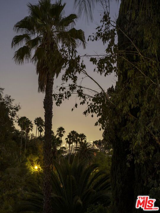 5692 Holly Oak Drive, Los Angeles CA: https://media.crmls.org/mediaz/9a7c42b8-9170-45c0-86ca-cc713910b435.jpg