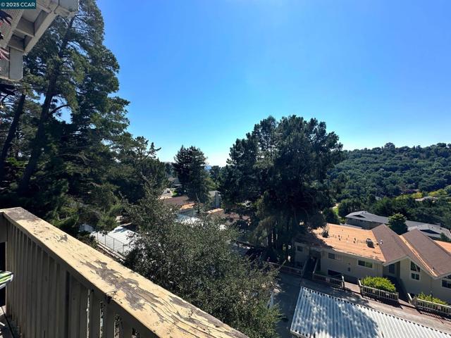 1984 Ascot Dr, Moraga CA: https://media.crmls.org/mediaz/9a7c72a3-97bd-4895-a662-6386da5bab8a.jpg
