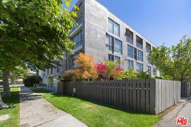 2400 Corinth Avenue, Los Angeles CA: https://media.crmls.org/mediaz/9a7e3bee-2e8e-4b88-84fe-9229ed4e47cf.jpg