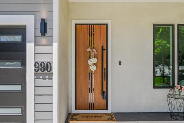980 Lucky Avenue, Menlo Park CA: https://media.crmls.org/mediaz/9a7f14f6-cb89-483d-84cf-500509a22d7a.jpg