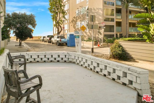 14 Mast Street, Marina del Rey CA: https://media.crmls.org/mediaz/9a7fbdd7-a37b-48ad-a23a-09e0bb3a0135.jpg