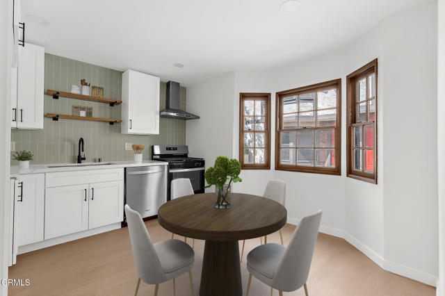 Detail Gallery Image 3 of 13 For 11940 Weddington St #19,  Valley Village,  CA 91607 - 2 Beds | 2/1 Baths