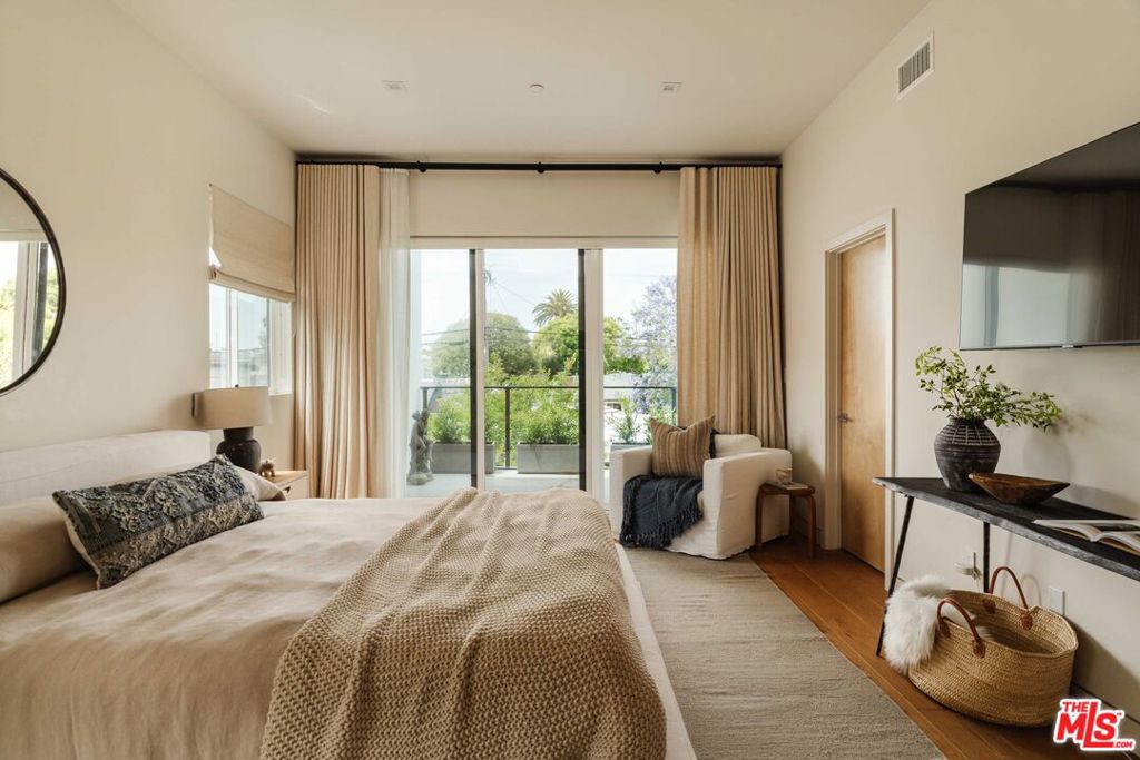 https://media.crmls.org/mediaz/9a7fedc3-6969-4f16-a7df-010d2a35ff2c.jpg?preset=X-Large