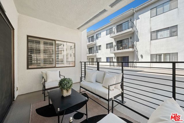 11928 Kiowa Avenue, Los Angeles CA: https://media.crmls.org/mediaz/9a800662-70e1-4ceb-af25-0e50db1c072b.jpg