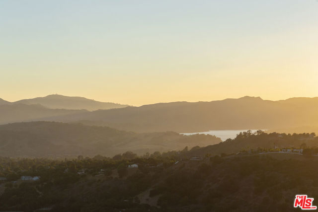 10880 Creek Road, Ojai CA: https://media.crmls.org/mediaz/9a80436b-47b3-42ab-998e-8aafbb7fcde4.jpg