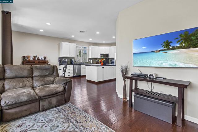1186 Waverly Cir, Hercules CA: https://media.crmls.org/mediaz/9a80a8fb-7d1f-4ae7-ae1b-f067d2a6b33a.jpg
