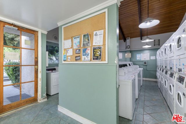 20134 Leadwell Street, Winnetka CA: https://media.crmls.org/mediaz/9a814d06-38aa-4f0a-bebf-258f3ccf0eed.jpg
