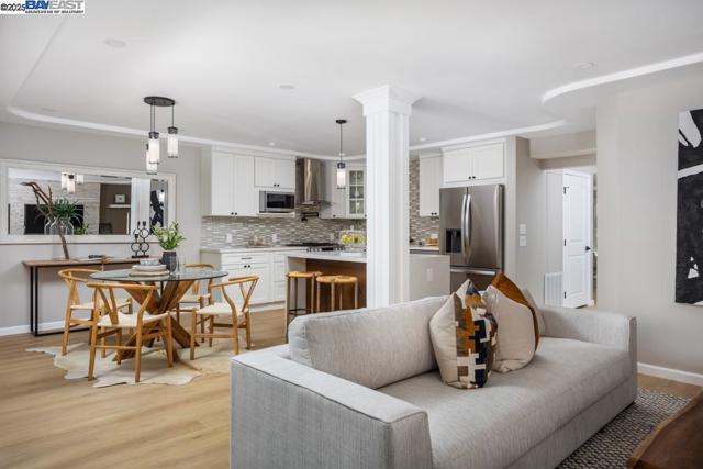 1233 Singingwood Ct, Walnut Creek CA: https://media.crmls.org/mediaz/9a830af5-da6b-4aff-ae3d-b0aefd5a2718.jpg