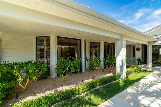 61 Mayfair Drive, Rancho Mirage CA: https://media.crmls.org/mediaz/9a84ad8a-1ba1-4fe4-94bf-cad857f3b7dd.jpg