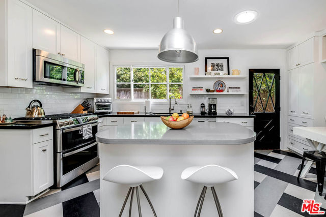 4150 Elmer Avenue, Studio City CA: https://media.crmls.org/mediaz/9a857906-6fcd-4b65-ba5d-1a9100ceb93f.jpg