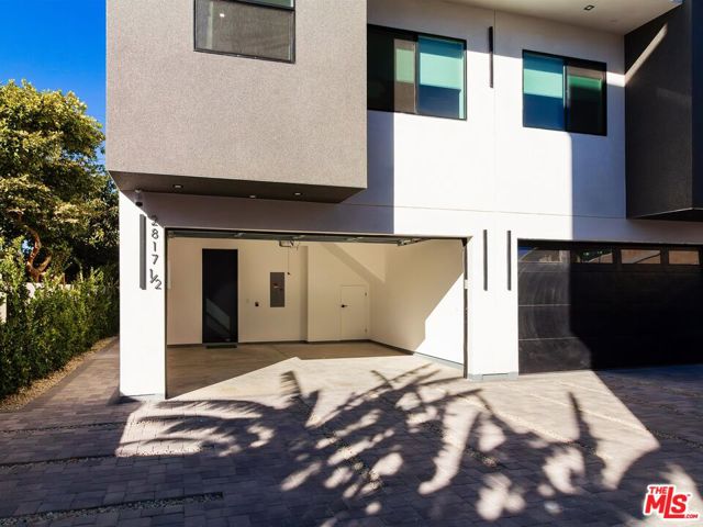 2817 1/2 S Redondo Boulevard, Los Angeles CA: https://media.crmls.org/mediaz/9a8634a7-b732-4cfb-948f-a5569757c179.jpg