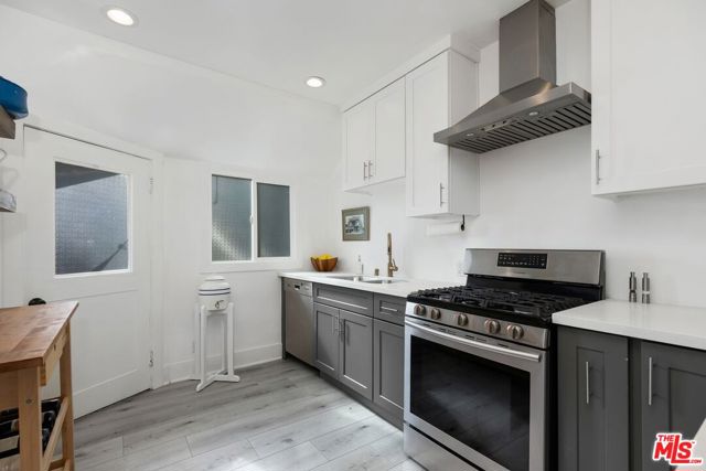 1631 Champlain Terrace, Los Angeles CA: https://media.crmls.org/mediaz/9a86618b-5957-45a2-ad1d-209151fc8c13.jpg