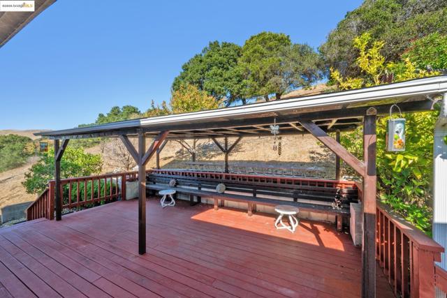 9090 Castlewood St, Oakland CA: https://media.crmls.org/mediaz/9a87031e-2bc3-46a3-8df6-d2df442f73da.jpg