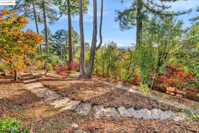 6141 Merriewood Dr, Oakland CA: https://media.crmls.org/mediaz/9a870f2d-2c0e-404d-a5fc-a1a157cf9fe8.jpg