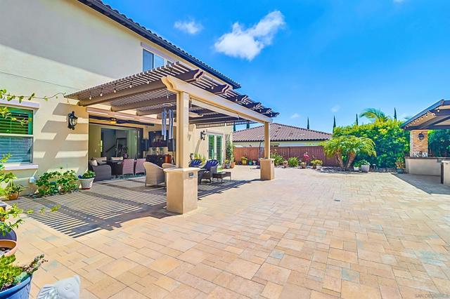 466 Agua Vista Dr, Chula Vista CA: https://media.crmls.org/mediaz/9a87564a-9b35-4840-90a7-3317a7640277.jpg