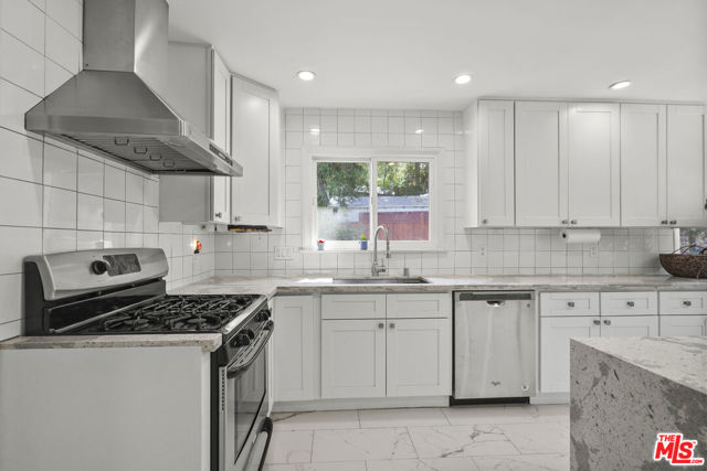 9747 Haines Canyon Avenue, Tujunga CA: https://media.crmls.org/mediaz/9a885aa8-7ebe-4b19-8370-369d80b74c65.jpg