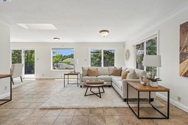 375 Montecillo Dr, Walnut Creek CA: https://media.crmls.org/mediaz/9a892817-43d3-4a04-821d-9b1706d3891d.jpg