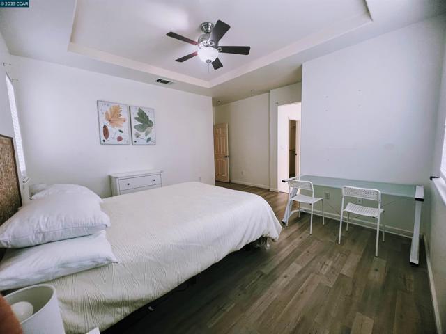 430 Chestnut Street, Brentwood CA: https://media.crmls.org/mediaz/9a894651-ee43-4f69-9f18-d15ae51d1e84.jpg