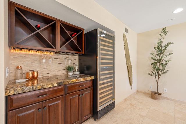 39165 Regency Way, Palm Desert CA: https://media.crmls.org/mediaz/9a898617-23b2-4610-b96f-1038bab24cac.jpg