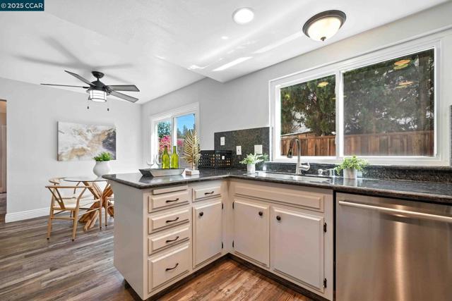 4417 Sunlight Ct, Concord CA: https://media.crmls.org/mediaz/9a8987a8-aa44-47f2-954f-2f41586c2166.jpg