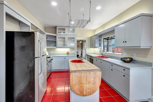 4232 Arden Way, San Diego CA: https://media.crmls.org/mediaz/9a8a371d-0872-4e66-8cc5-1f3764ef0315.jpg