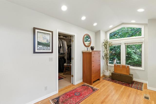 3795 Ralston Avenue, Hillsborough CA: https://media.crmls.org/mediaz/9a8b9a1e-2cdd-406f-993c-674e5612f148.jpg