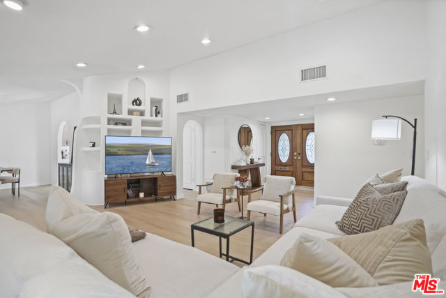 20338 Coulson Street, Woodland Hills CA: https://media.crmls.org/mediaz/9a8bc25f-8f73-487b-bf77-8ad0dcd5fee7.jpg